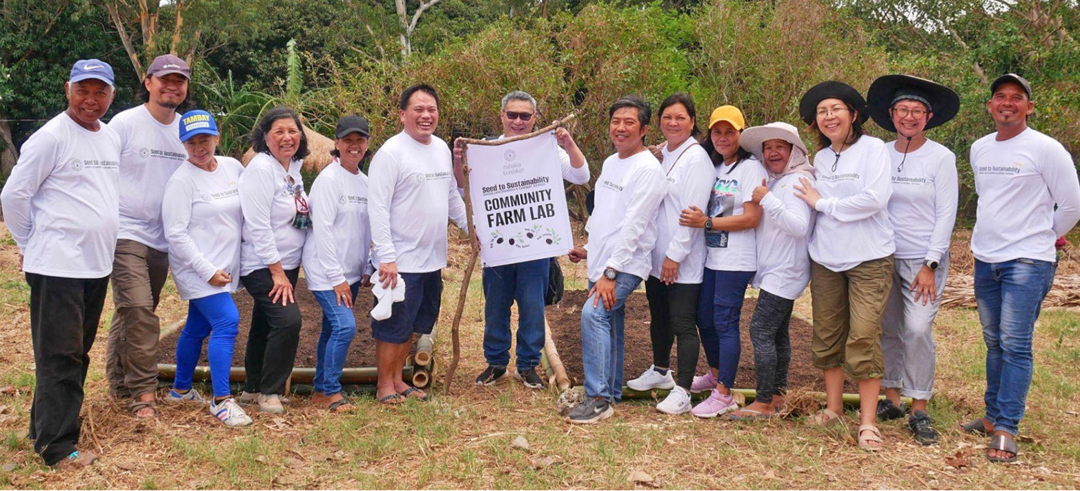 Group photo with Patricia, Pia, Mar and Yano of Mahalina Foundation, Seeding Futures: Seed to Sustainability participants, Henry Sison of AGRODIGITAL PH and other community partners from ENZOTech during the initial launch of the Mahalina Community Farm Lab.