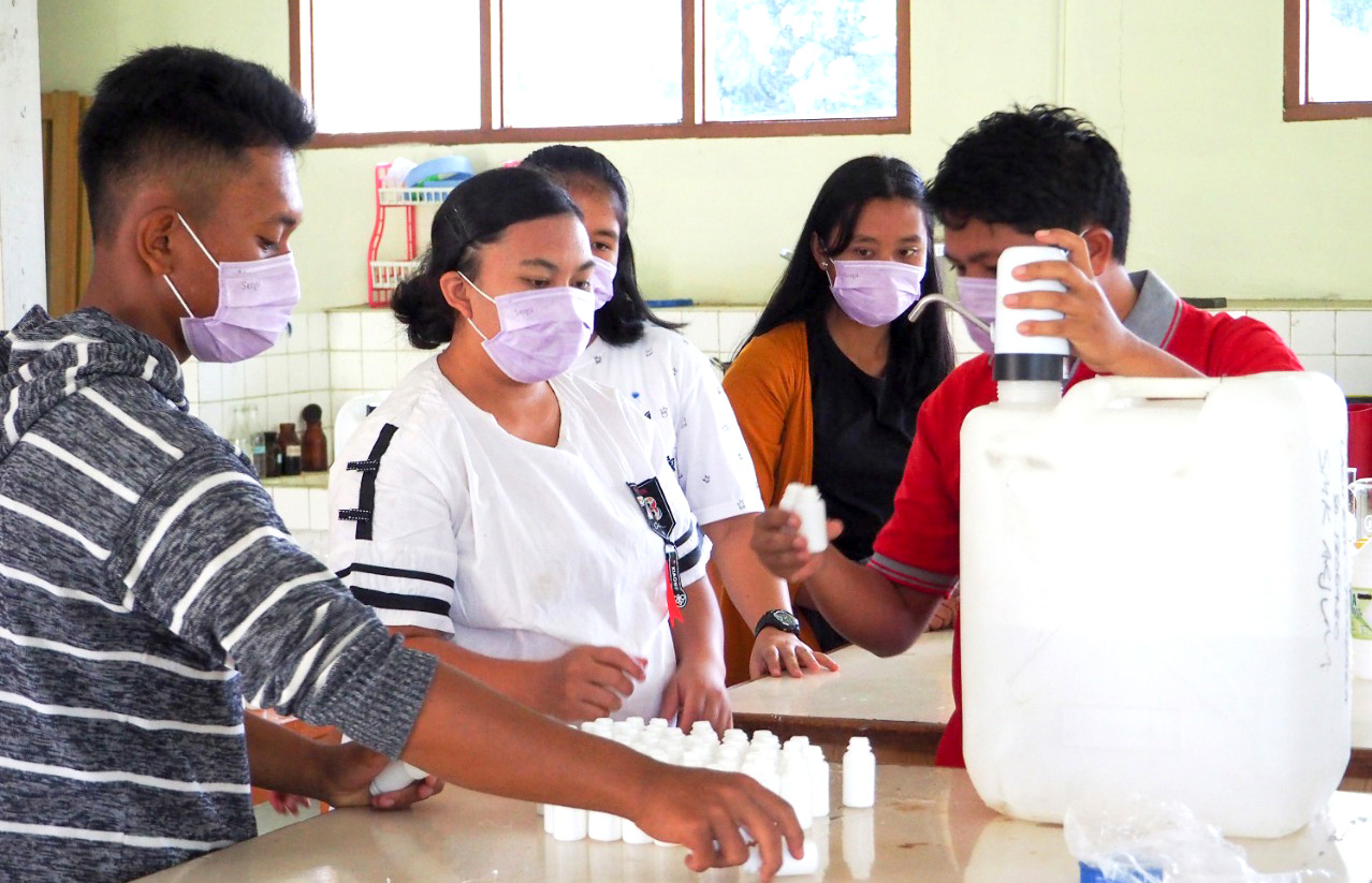 The students of SMK Arjuna were produced hand sanitizer in Arjuna’s own laboratory facilities