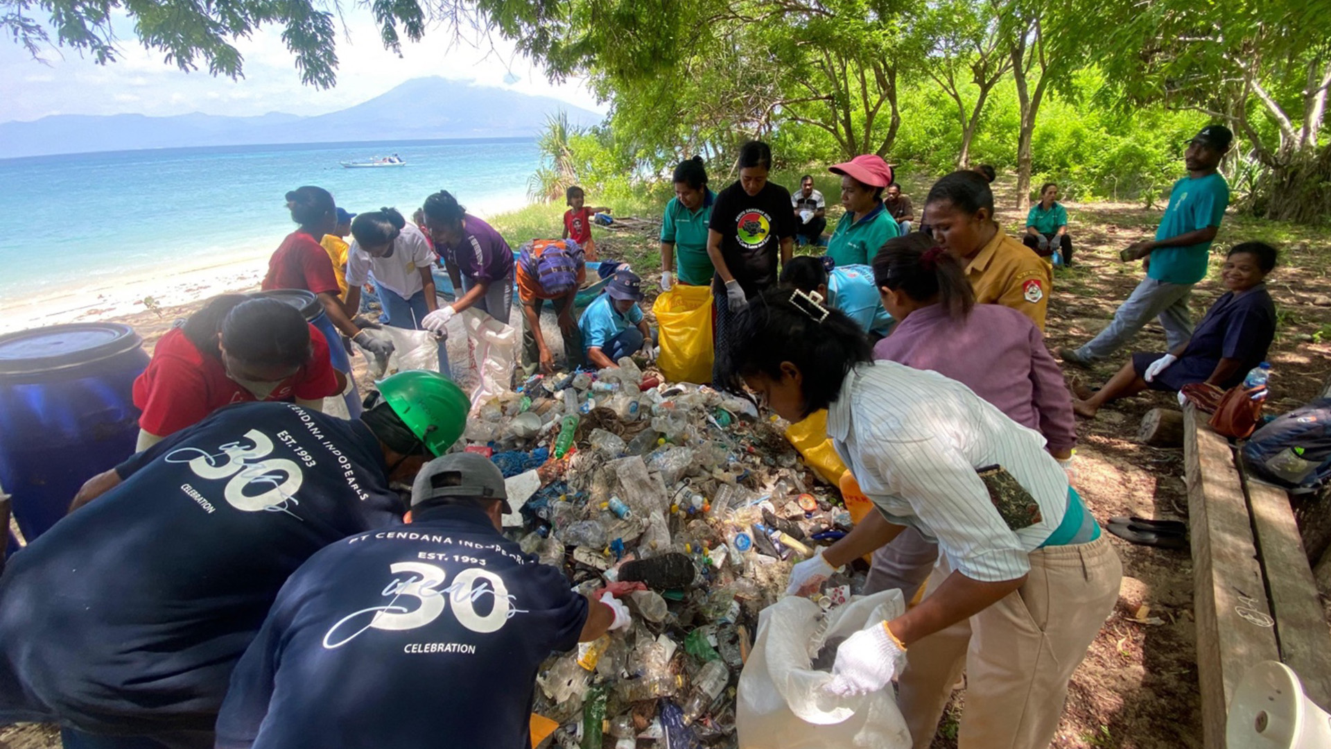Participants gathered trash from the sea during the Waowala beach cleanup activity.