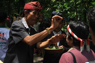  Traditional leaders when bringing ceremonial reception. Mach 29, 2011. Photo by Martin Hardiono for Samdhana Institute